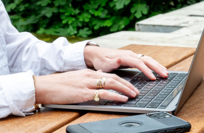 medewerker met laptop