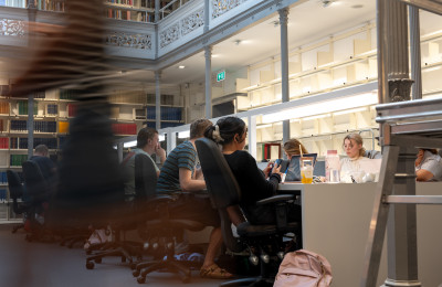 Studenten in bibliotheek