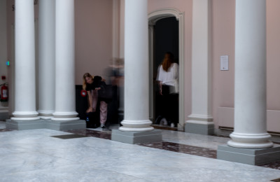mensen vervaagd in de hoek van een universiteitsgebouw