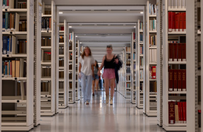 Studenten lopen door de universiteitsbibliotheek