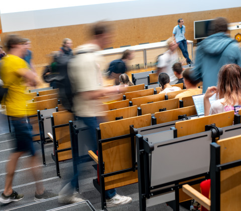 Collegezaal met bewegende studenten
