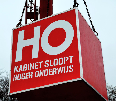 Sloopkogel met tekst 'HO Kabinet sloopt hoger onderwijs'