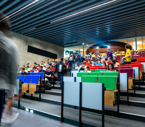 Collegezaal met studenten