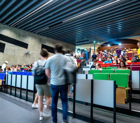 Collegezaal met studenten