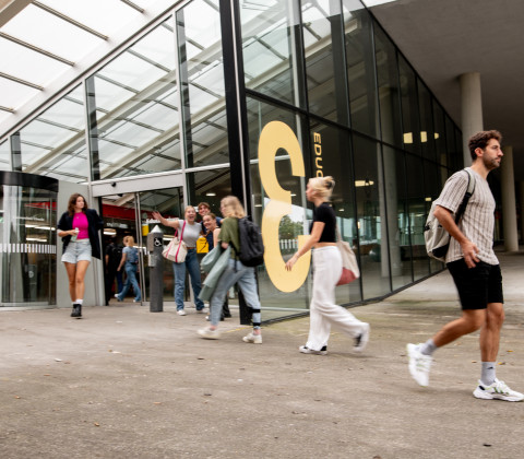 Studenten lopen de bibliotheek in en uit