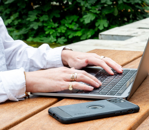 medewerker met laptop