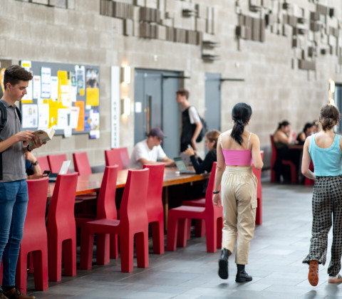 studetenten lopen door universiteitsgebouw