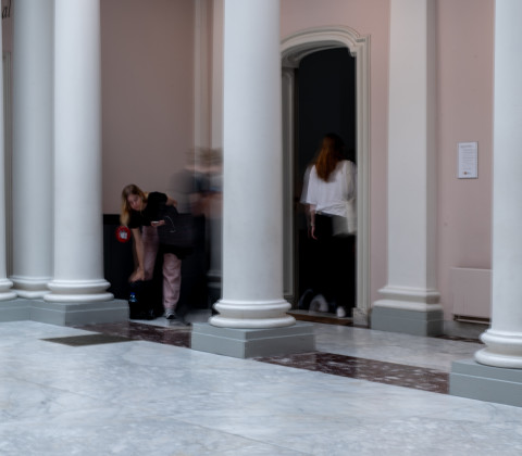 mensen vervaagd in de hoek van een universiteitsgebouw