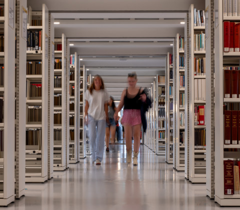 Studenten lopen door de universiteitsbibliotheek